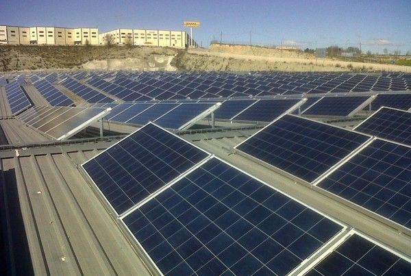 Instalación solar fotovoltaica en cubierta de 1,8 MW en Seseña, provincia de Toledo.